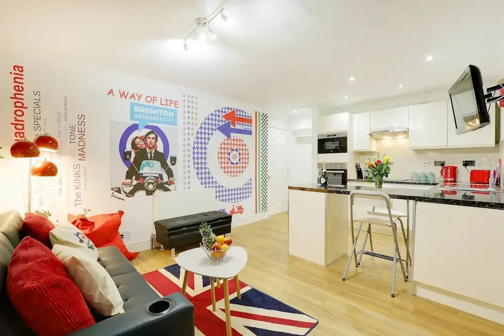 Brighton Getaways-Seaside Patio Apt