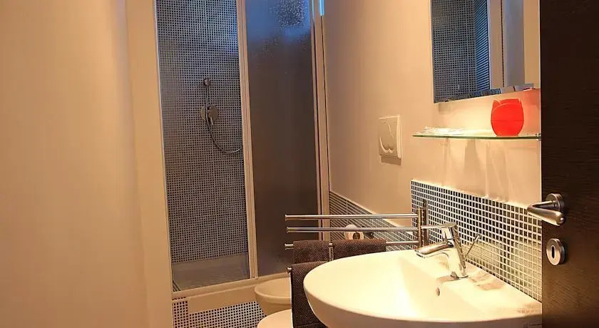 NINFA DEL LAGO BEDROOMS IL TUO ALLOGGIO SUL LAGO by Dinamica Real Estate