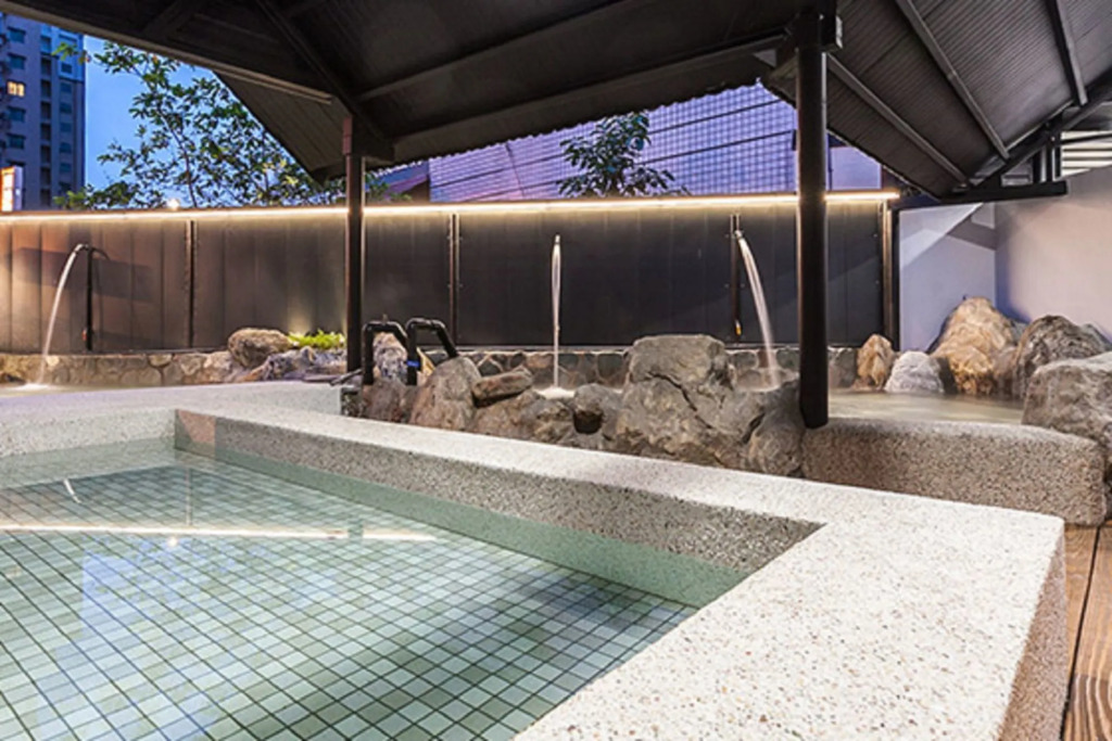Slow Wow Hot Spring Hotel