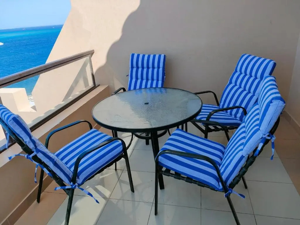 Lovely 2 bedroom condo with beach access & pool!