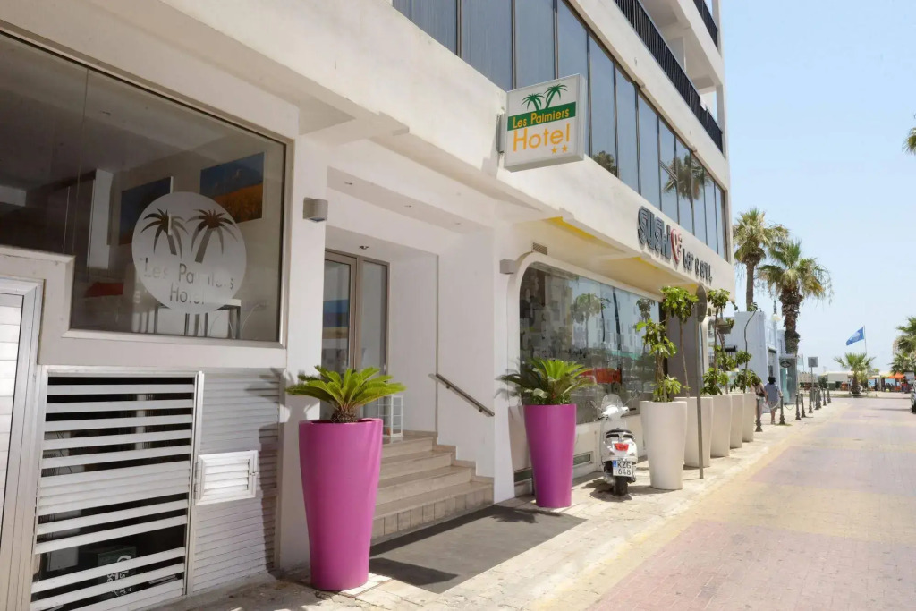 Les Palmiers Beach Hotel