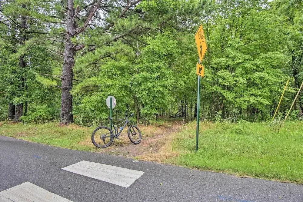 Bella Vista Home: Steps to Mountain Biking Trails!