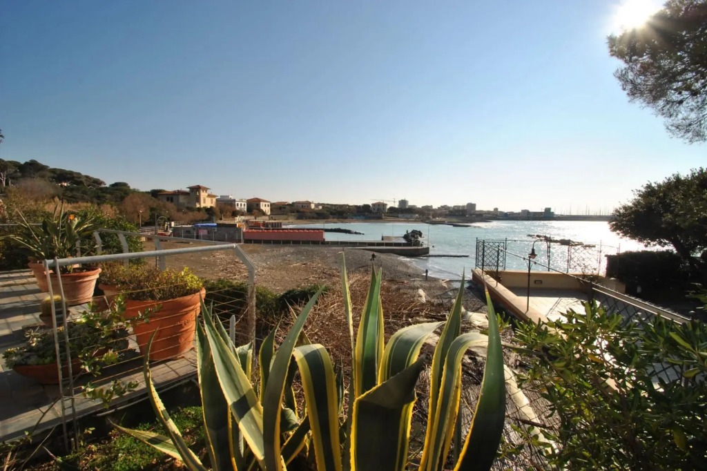 In villa on the sea, apartment on the ground floor with private garden. 6 beds. Reserved parking.-Villa L'Angolino - p.t.