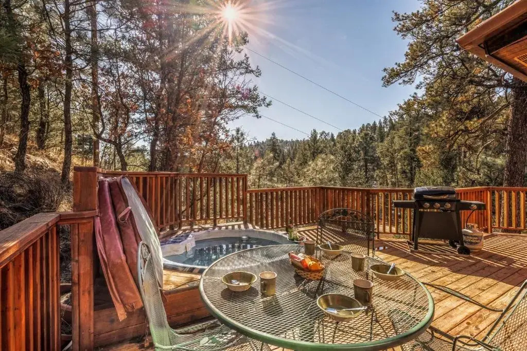 Cabin on the Creek, 2 Bedrooms, Sleeps 6, Hot Tub, Fireplace, Pet Friendly