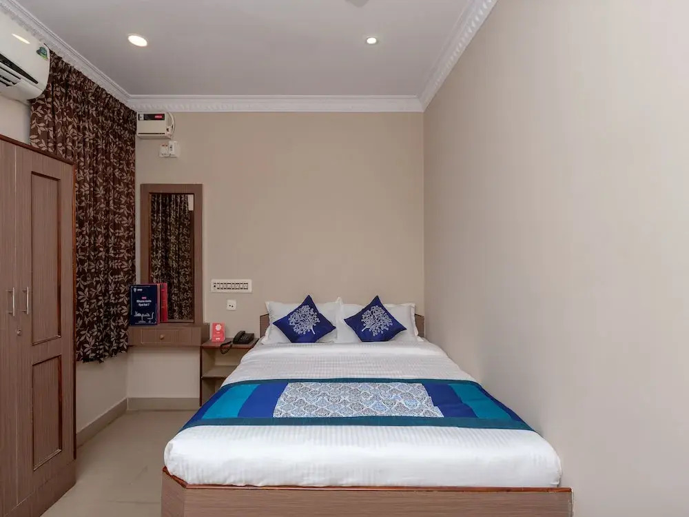 OYO 15477 New Royal Inn