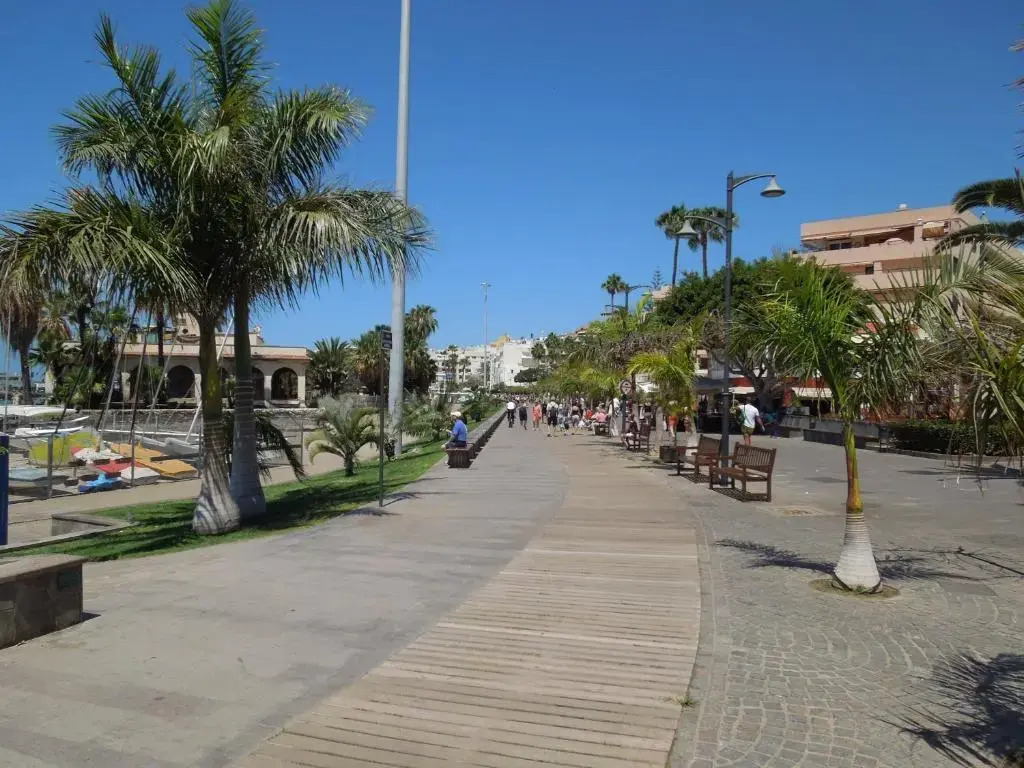 Castle Harbour with heated pool, only 700 meters to the beach, Wifi, balcony
