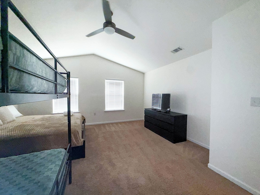 Modern 4 Bedroom Home Near Uptown