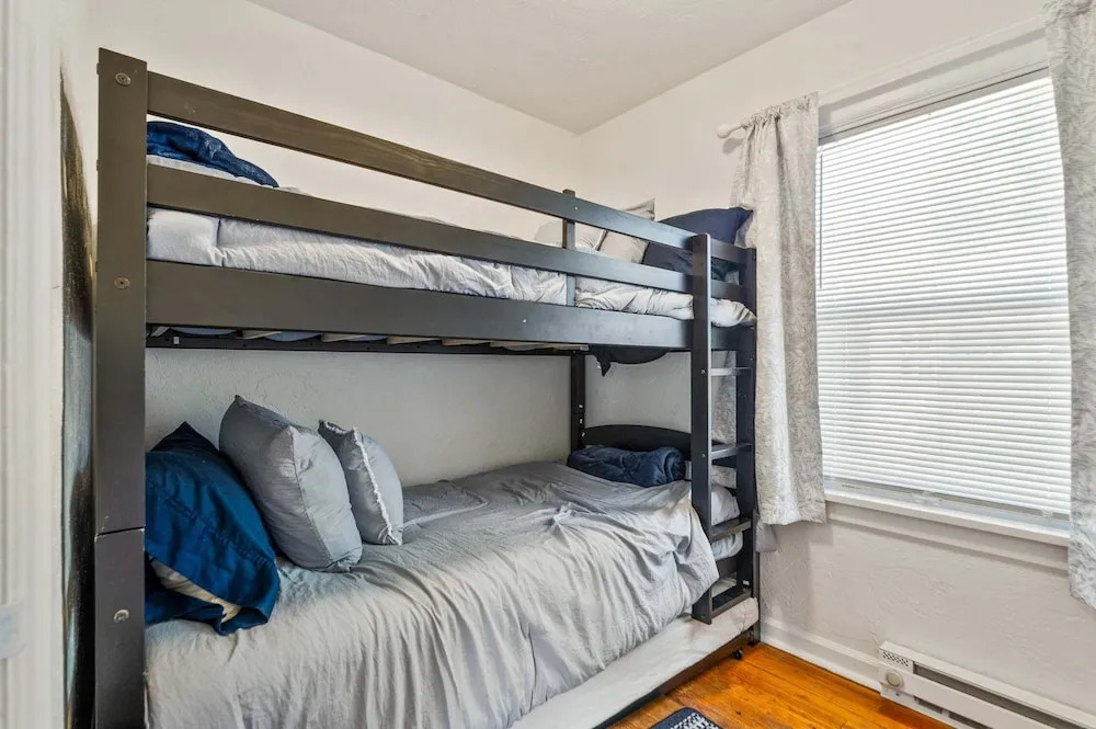 Blue Bungalow - Close To Downtown & Autzen 2 Bedroom Home