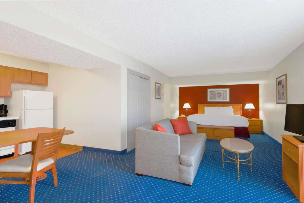Hawthorn Suites by Wyndham Airport East Hotel