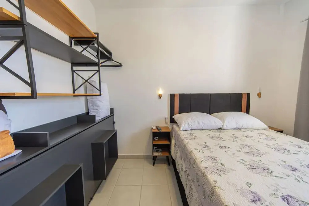 Apto com Ar e 2 Dorm na Vila Mirim Perto da Praia