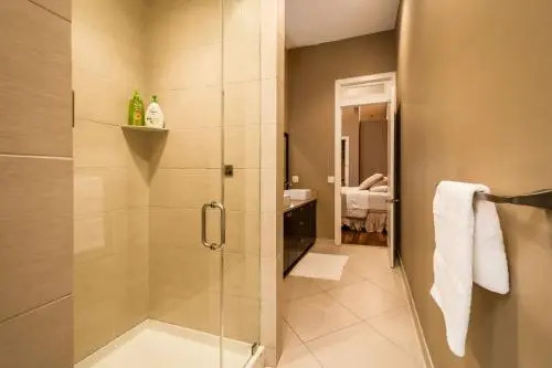 LazyKey Suites - Gorgeous 3BD Penthouse w/Spa and a Private Deck