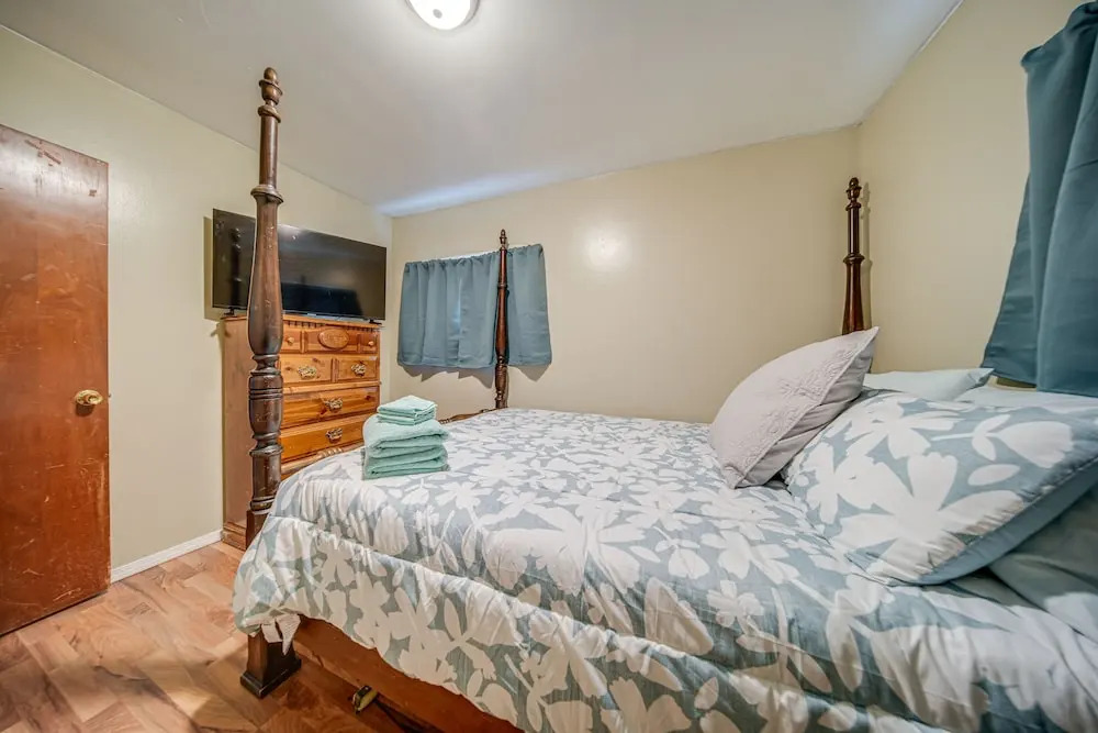 Ashtabula Home Rental - 2 Mi to Lake Erie, Beaches