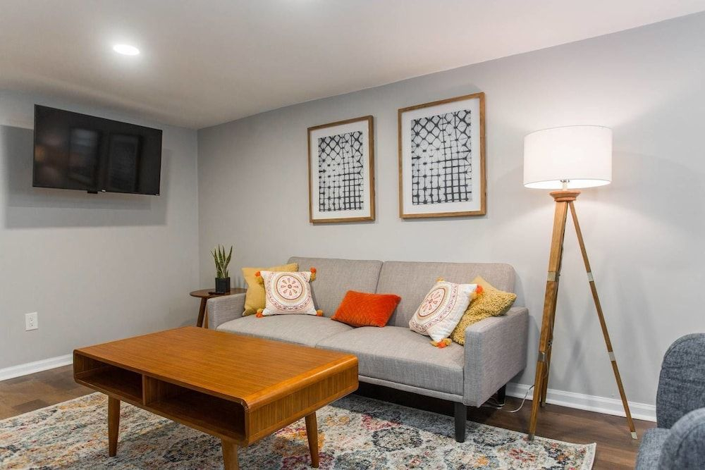 Mid Century Gem Comfort, Close to Train 3bd