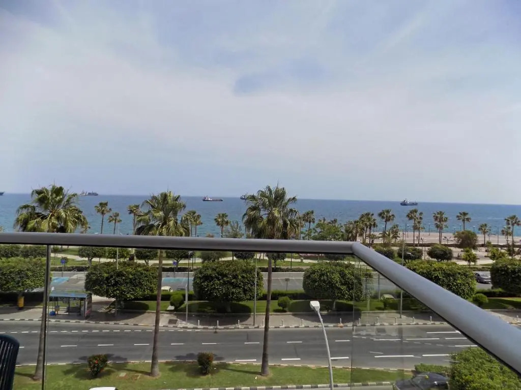 3b Seafront Retro apt - Olympic beach