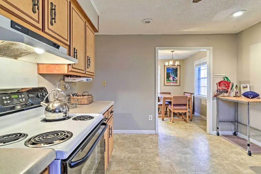 Cozy Home w/ Grill: Walkable Oxford Location
