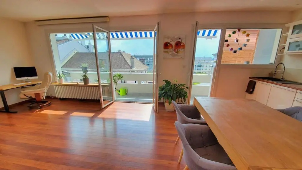 Luxury Apartment * Quiet * View * Heart of Annecy * 2 steps from the Lake * * * *