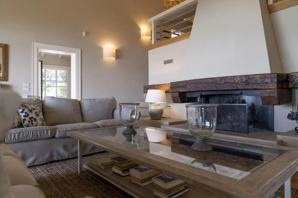Bianca la Luna boasts a spectacular panoramic view of Lake Trasimeno, elegant interiors with light c-Bianca la Luna