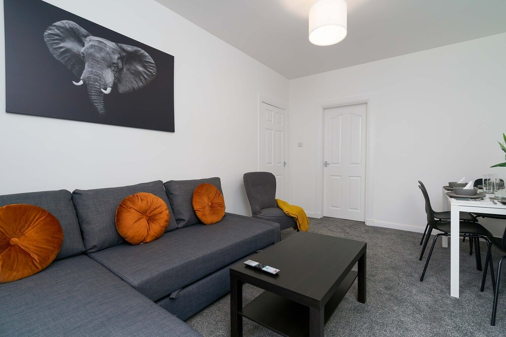 Free Parking - 2 Bedroom Flat