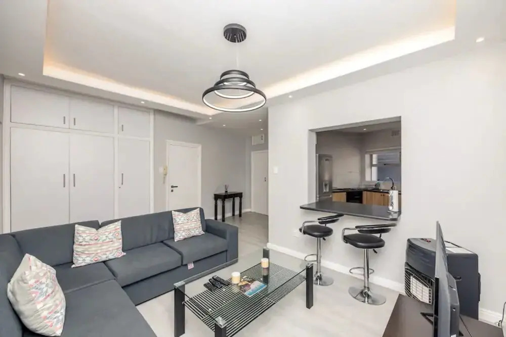 Spacious 1 Bedroom Apartment in Claremont With Great Views