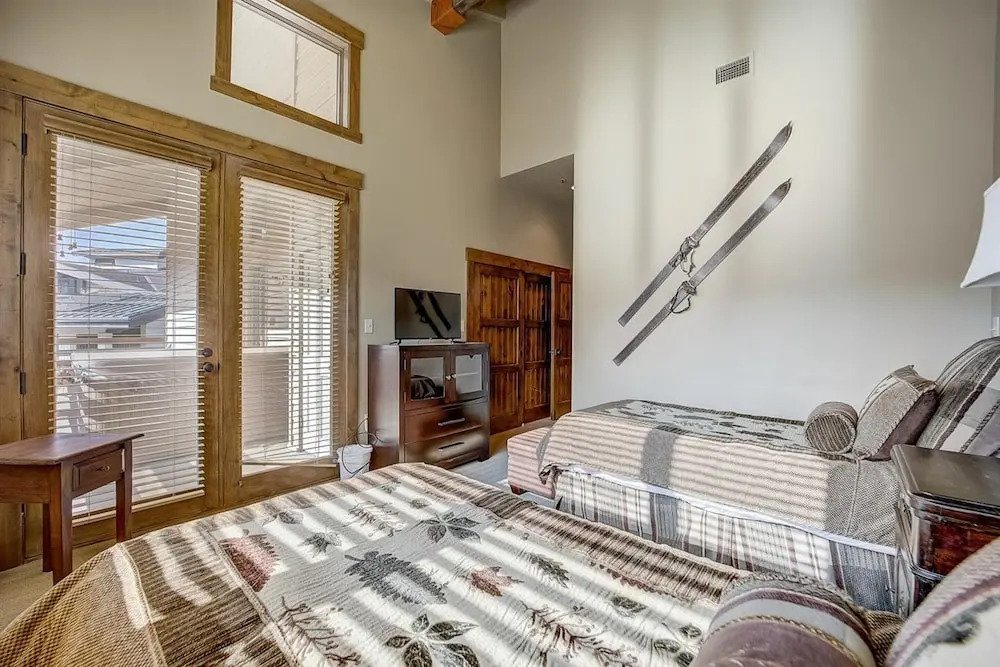 Mont Cervin 32 by AvantStay Ski In Ski Out Home in Silver Lake Village w Hot Tub