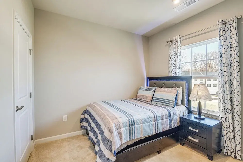 30 Mi to Downtown DC: Charming Dale City Townhome!
