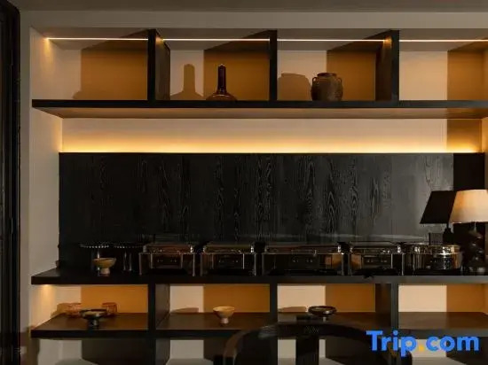 Shangri-La Half View Vacation Homestay (Near the Giant Prayer Wheel, Dukezong Ancient City)