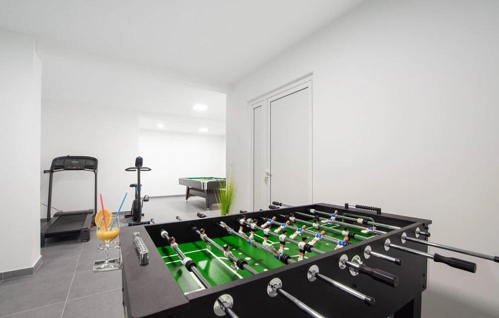 Ten-Bedroom Holiday Home In Razanj