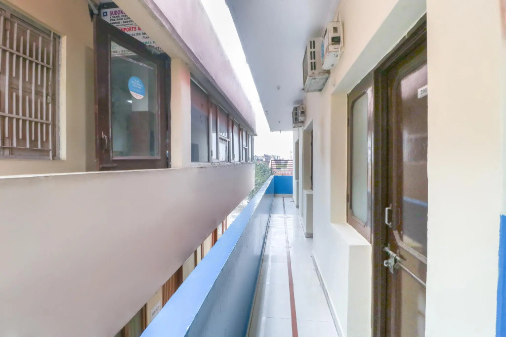 OYO 69395 Hotel Crown Plaza