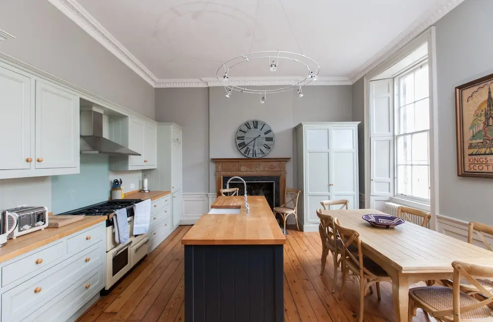 Central, Spacious 3BR Edinburgh Flat For 6