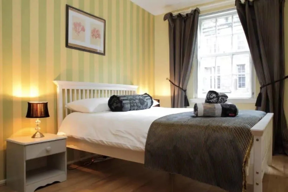 JOIVY Stylish Castle View Apartment