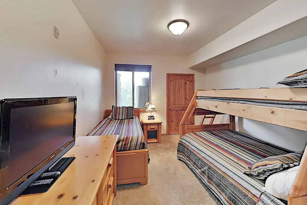 All-suite Main Street : Pool, Hot Tub & Gym 2 Bedroom Condo