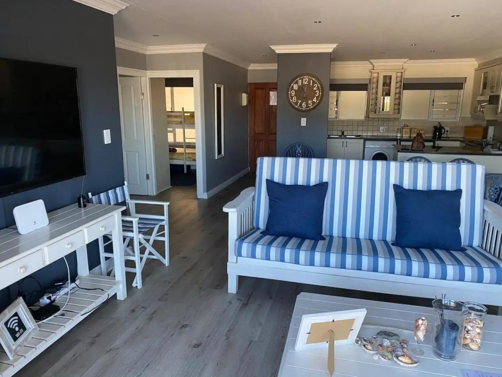 Modern Apartment walking distance to Main Beach Restaurants and other amenities