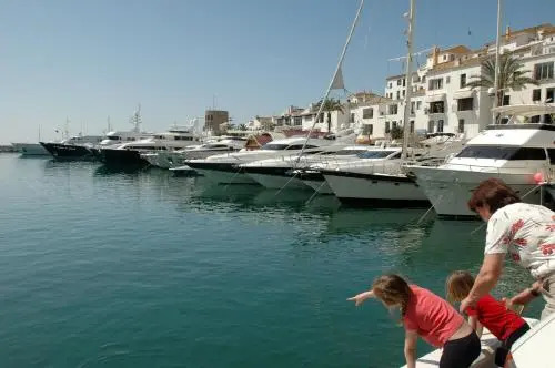 Beachside Luxury Apartment in Puerto Banus - Club Playas del Duque