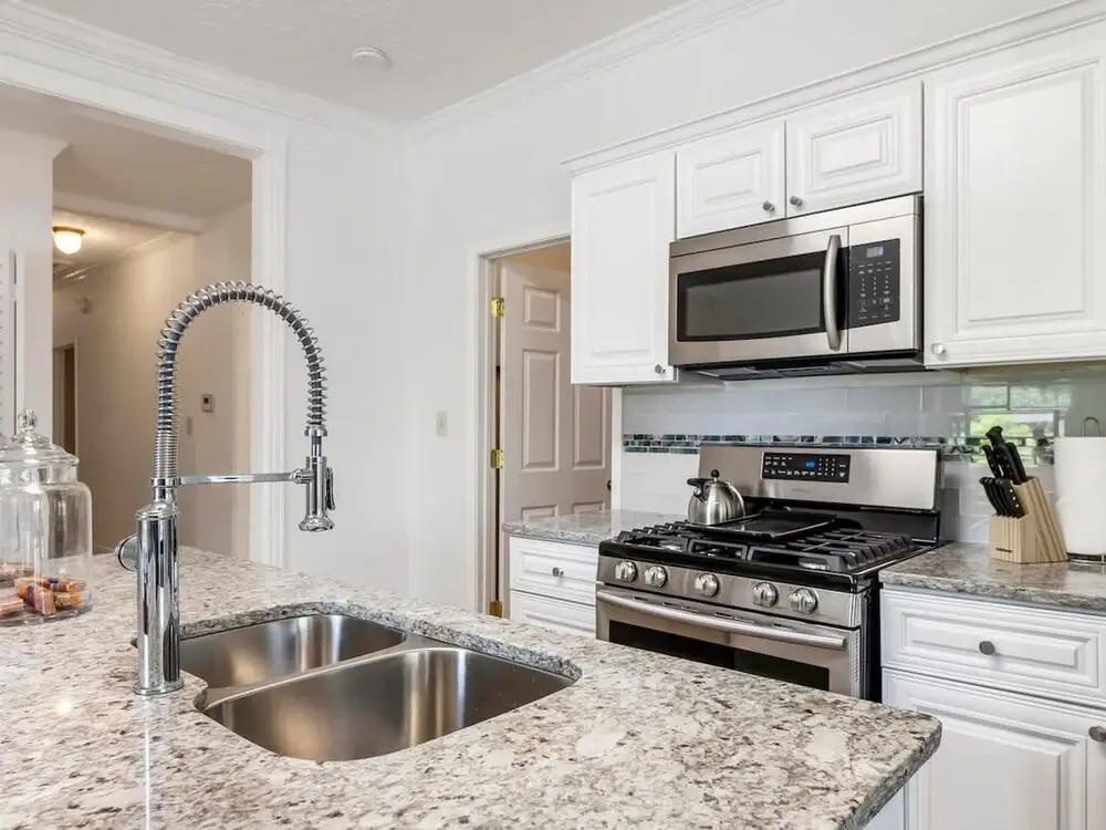 7 bedrooms Spacious House Near Downtown w Parking