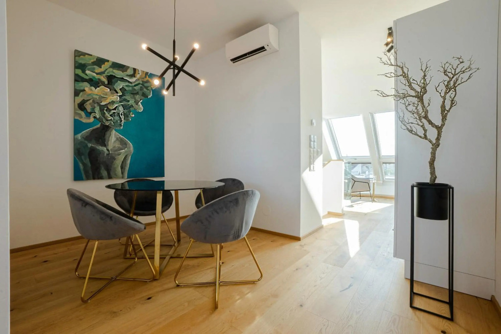 2-story penthouse with designer renovation for 2 people. A 15-minute walk to the city center