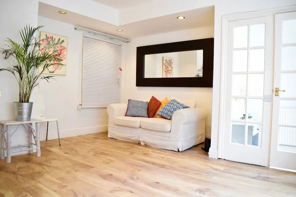 Light and Open 2 Bedroom Flat by Gloucester Road