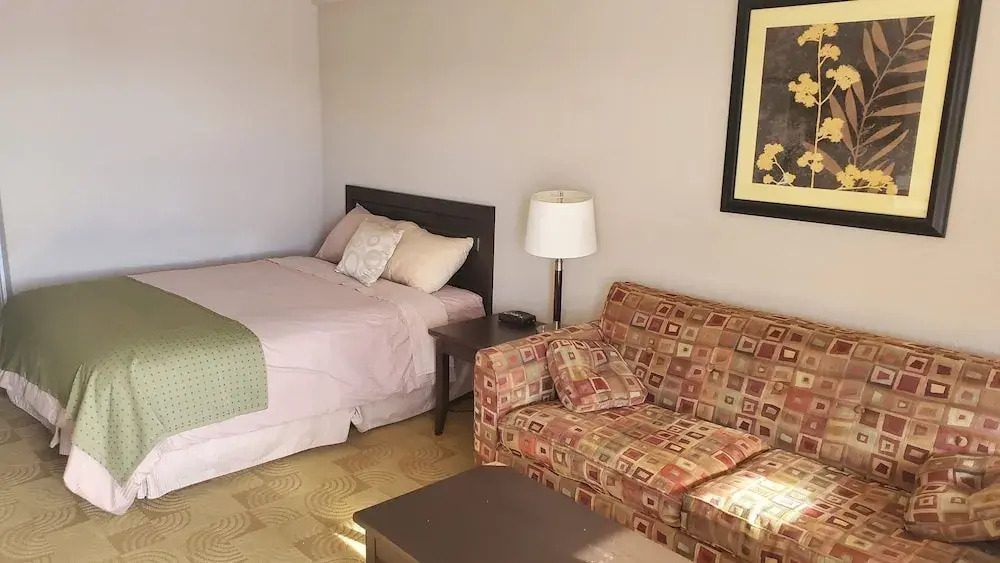 Shoreside Inn & Suites