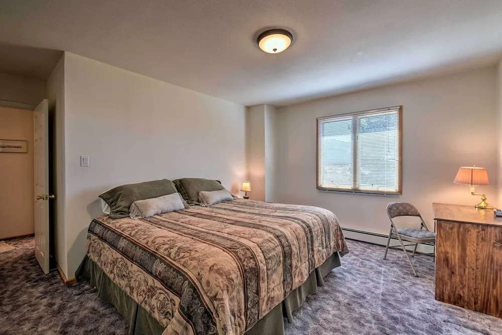Questa Home w/ Views - 13 Mi to Red River Skiing!