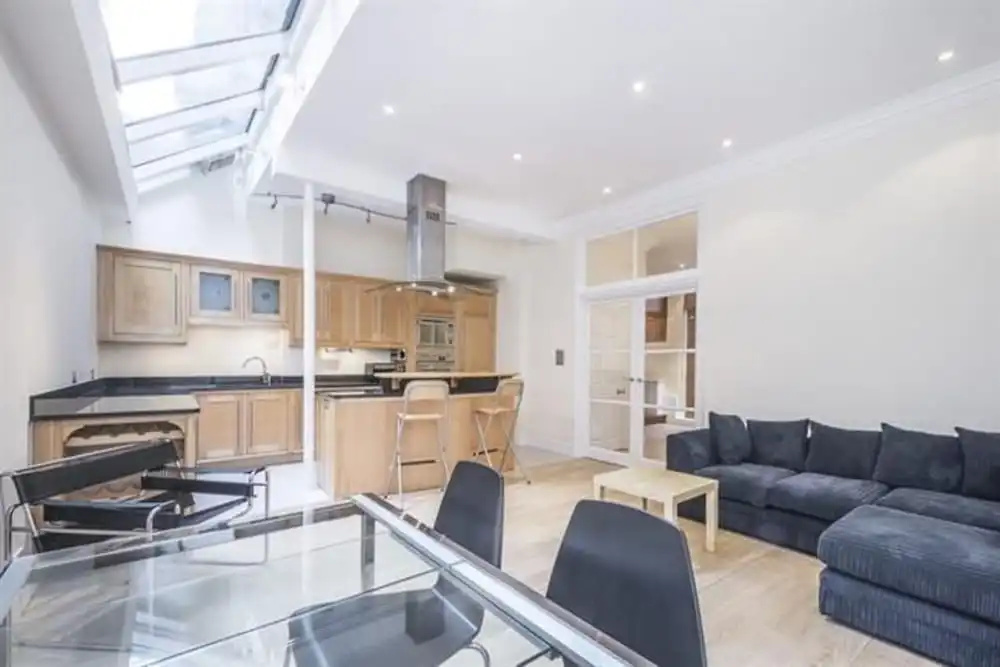 4BR mews home in the centre of exclusive South Kensington