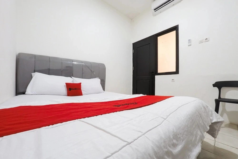 RedDoorz @ Flamboyan Harapan Indah