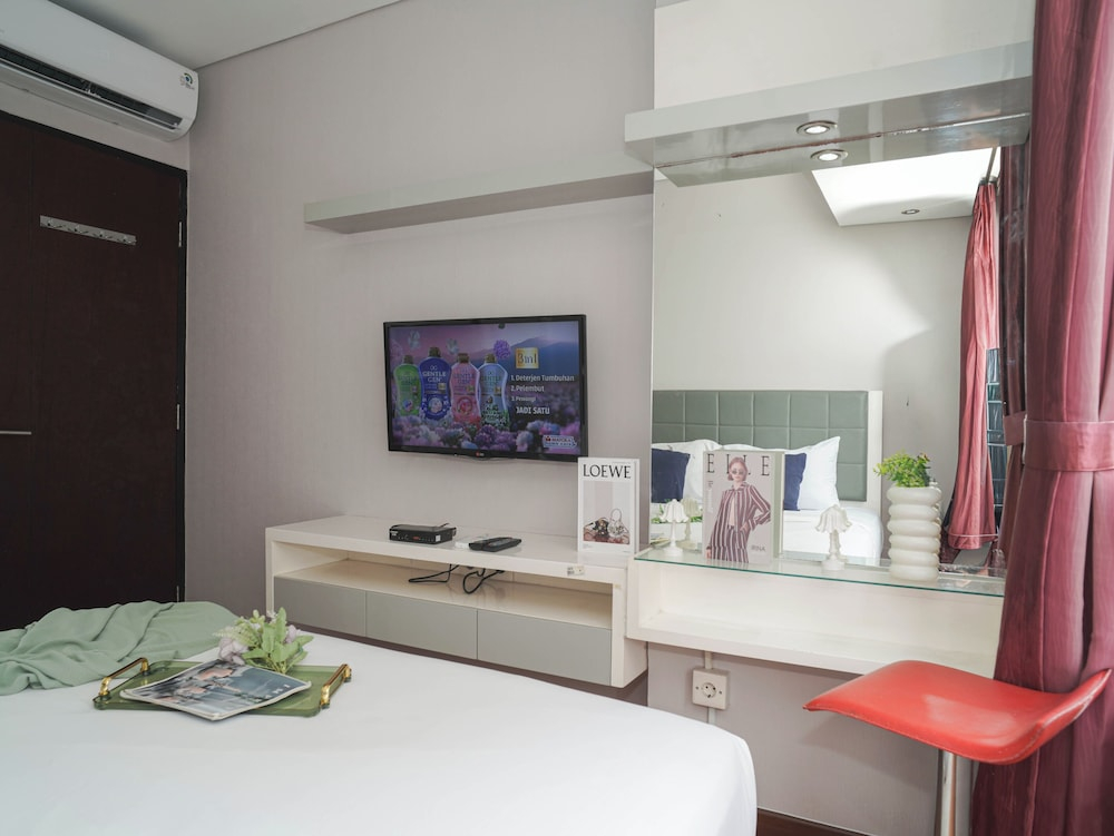 Serene Red Vibe 2Br At Apartment Nifarro Park