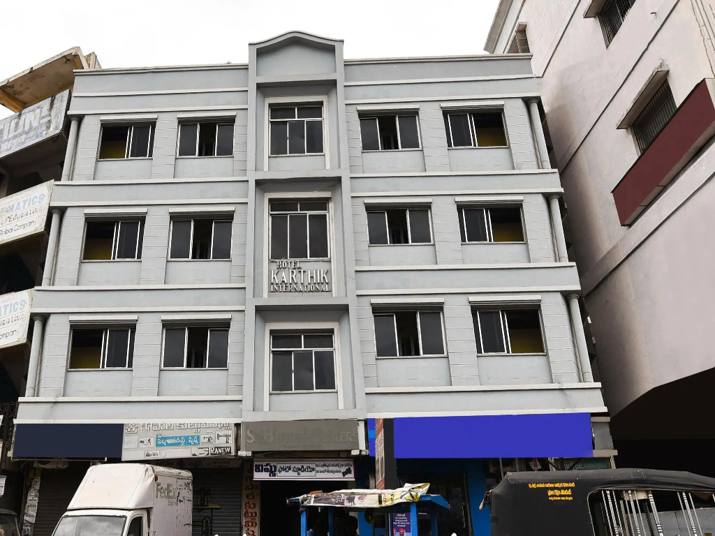SPOT ON 41643 Karthik International