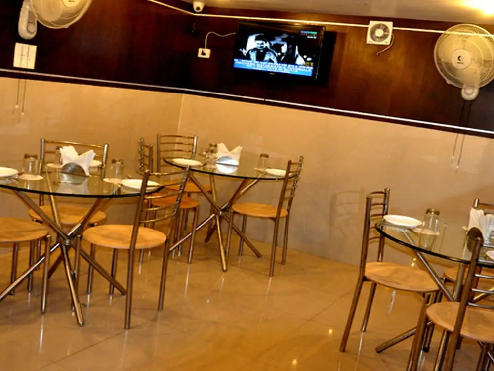 OYO 4300 Hotel The Royal Placid