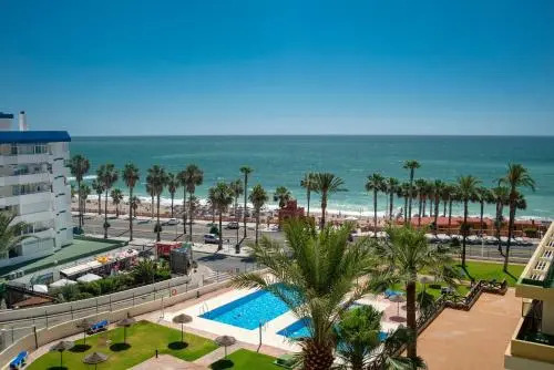 Apartamento con terraza y piscina junto a la playa