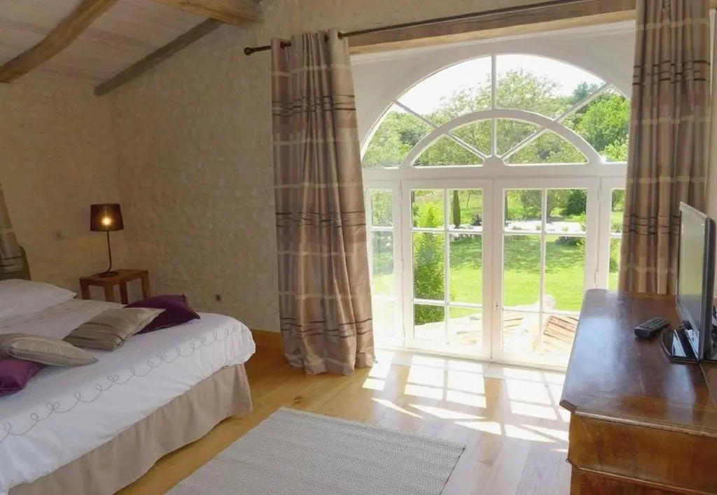 Le Domaine des Doucins & Spa, Gîte 3 étoiles, 10 minutes de Jonzac piscine et spa