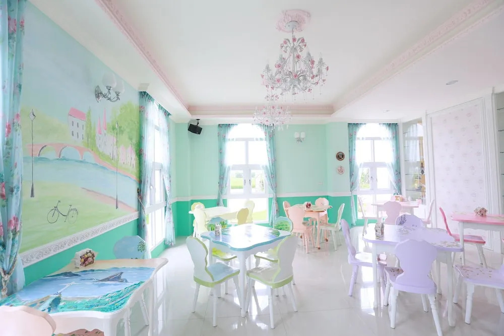 Decoupage Manor