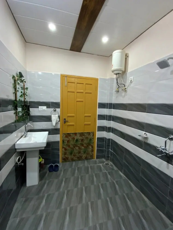 Rock Mountain Premium Homestay, Dalhousie Family & Couple Friendly Relaxing Stay Away from Crowd