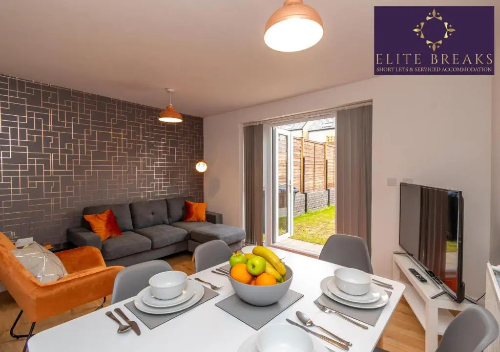 Central 4 bed house by Elite Breaks Serviced Accommodation Birmingham With Free Parking Sleeps upto 8