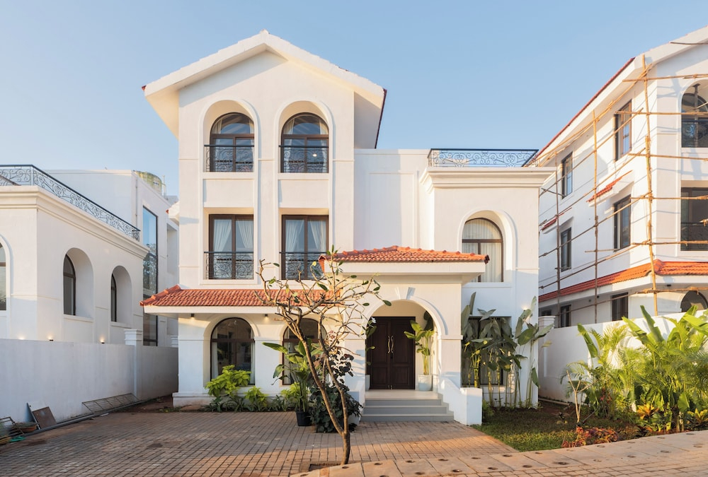 ELIVAAS Villa Paraiso 4 BHK with Pool & Bar