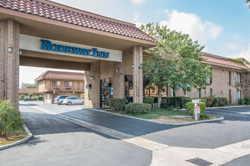 Palm Inn Hotel near Tyler Mall Riverside